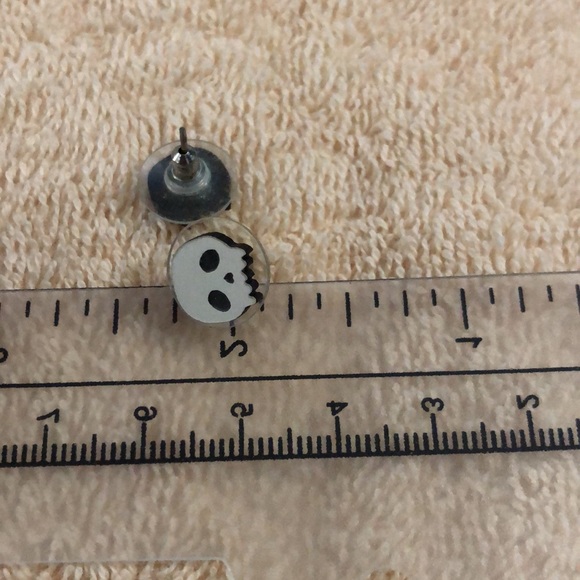 Set of Wooden Skull Earrings - Picture 5 of 6